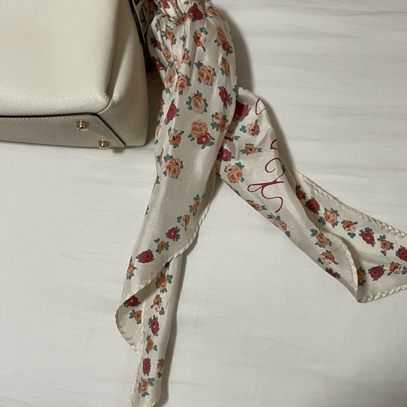 Coach bag with scarf - Picture 3 of 4